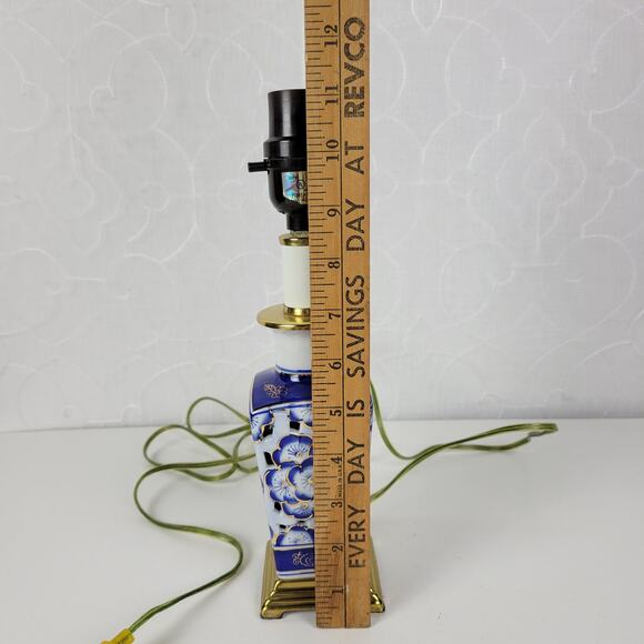 Vintage Porcelain Table Lamp Blue White Floral Scalloped Ginger Jar Brass Base - Picture 13 of 16